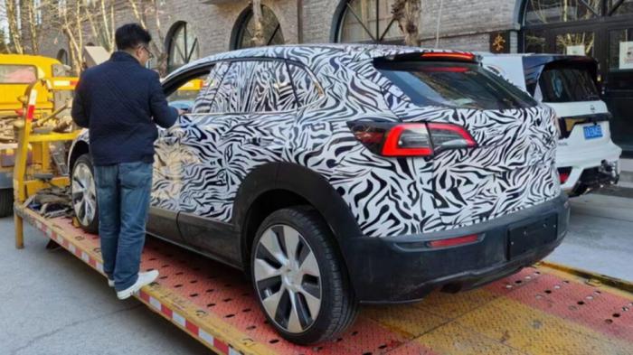 «Κρύφτηκε» στο Mazda CX-30 το επερχόμενο Tesla Model 2; 